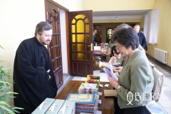 гости-семинара-знакомятся-с-литературой